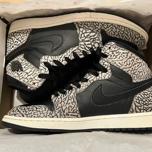 Size 12  Jordan 1 elephant black/black LIkE NEW